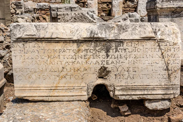 Escritura Antiga Sobre Mármore Ruínas Éfeso Cidade Histórica Antiga Selcuk — Fotografia de Stock