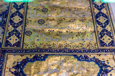 Müslüman kutsal antik kitap kuran Mevlana Müzesi, Konya, Türkiye. 28 Ağustos 2017
