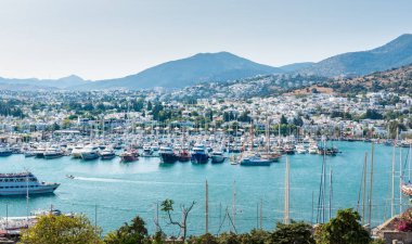 Hava Bodrum Deniz Manzaralı Yatlar Bodrum Castl tepesinden Turkey.Great mavi deniz görünümünde St. Peter Kalesi veya Bodrum Kalesi'nin üstünden