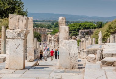İnsanlar Herkül Gate antik kalıntılar, Selçuk, Izmir, Türkiye: 20 Ağustos 2017 yılında Efes tarihi antik kenti ziyaret