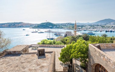 Hava Bodrum Deniz Manzaralı Yatlar Bodrum Castl tepesinden Turkey.Great mavi deniz görünümünde St. Peter Kalesi veya Bodrum Kalesi'nin üstünden
