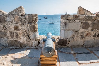 Eski terkedilmiş cannon ve Bodrum Deniz Hava manzarası ile St. Peter Kalesi veya Bodrum Kalesi Türkiye'de üst tarafına gelen yatlar