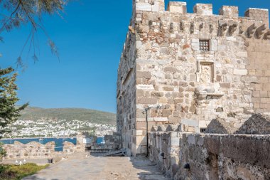 Bodrum Deniz Hava manzarası ile St. Peter Kalesi veya Bodrum Kalesi Türkiye'de üst tarafına gelen yatlar