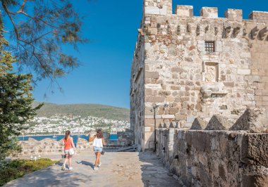 Kimliği belirsiz kişi yürümek ve St. Peter Kalesi veya Bodrum Kalesi, Turkey.23 Ağustos 201 keşfetmek