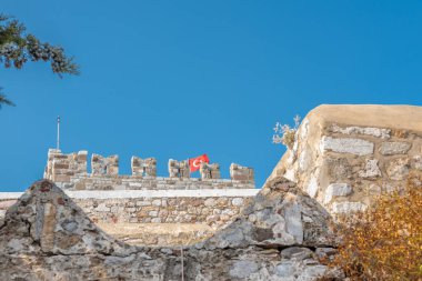 Dış görünümü St. Peter Kalesi (Bodrum Kalesi) ve Türk bayrağını bir Bodrum, Türkiye