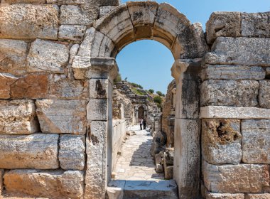 Selçuk, Izmir, Türkiye: 20 Ağustos 2017 yılında Efes tarihi antik kenti, antik kalıntılar kişi ziyaret