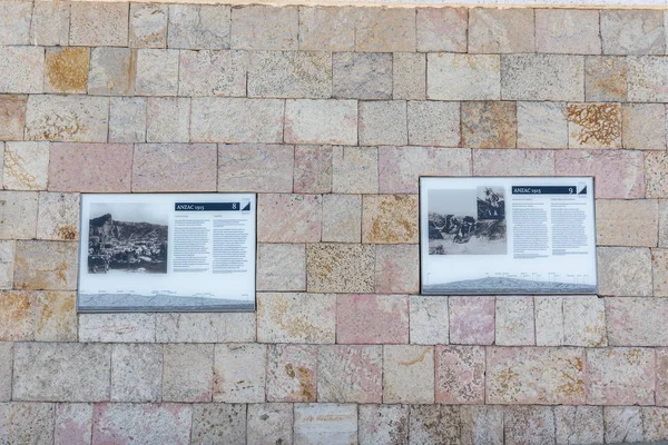 Una Placa Informativa Anzac Cove Memorial Contando Historia Campaña Tuvo — Foto de Stock