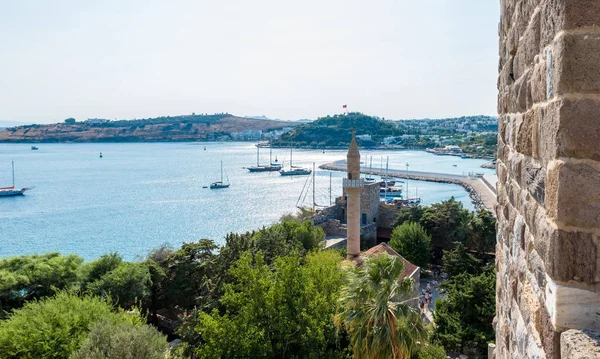 Camii minaresi, St. Peter Kalesi veya Bodrum Kalesi ve deniz hava görünümünü Turkey.Great mavi deniz manzaralı Bodrum Kalesi'nin üstünden Bodrum limanında Yatlar ile görünümünü