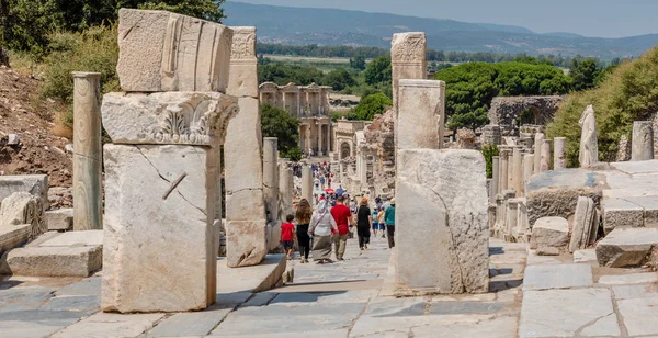 Ludzie Odwiedzić Starożytne Ruiny Bramy Herkulesa Ephesus Historyczny Starożytnego Miasta — Zdjęcie stockowe