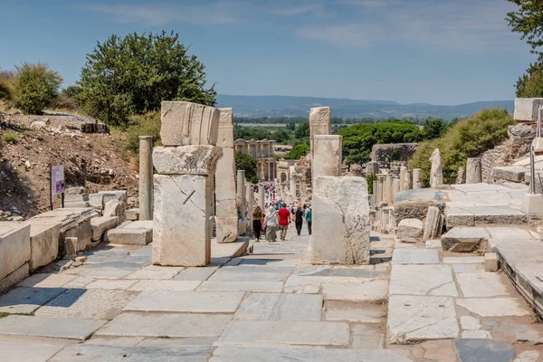 Ludzie Odwiedzić Starożytne Ruiny Bramy Herkulesa Ephesus Historyczny Starożytnego Miasta — Zdjęcie stockowe