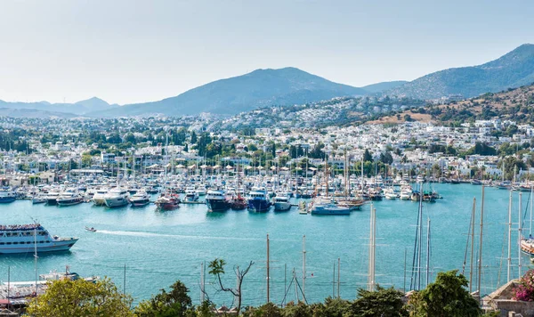 Hava Bodrum Deniz Manzaralı Yatlar Bodrum Castl tepesinden Turkey.Great mavi deniz görünümünde St. Peter Kalesi veya Bodrum Kalesi'nin üstünden