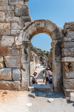 Selçuk, Izmir, Türkiye: 20 Ağustos 2017 yılında Efes tarihi antik kenti, antik kalıntılar kişi ziyaret