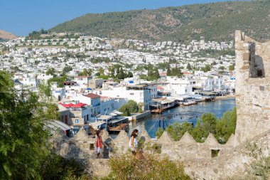 Kimliği belirsiz kişi yürümek ve St. Peter Kalesi veya Bodrum Kalesi, Turkey.23 Ağustos 201 keşfetmek