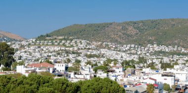 St. Peter Kalesi veya Türkiye'de Bodrum Kalesi'nin üstünden havadan görünümü Bodrum evleri.