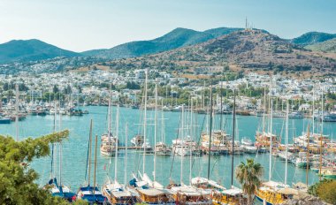 Hava Bodrum Deniz Manzaralı Yatlar Bodrum Castl tepesinden Turkey.Great mavi deniz görünümünde St. Peter Kalesi veya Bodrum Kalesi'nin üstünden