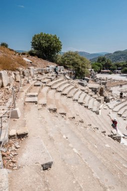Selçuk, Izmir, Türkiye: 20 Ağustos 2017 yılında Efes tarihi antik kenti, antik kalıntılar, Odeon (Bouleuterion) kişi ziyaret