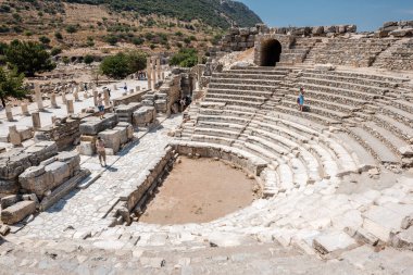 Selçuk, Izmir, Türkiye: 20 Ağustos 2017 yılında Efes tarihi antik kenti, antik kalıntılar, Odeon (Bouleuterion) kişi ziyaret