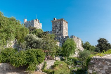 Kimliği belirsiz kişi yürümek ve St. Peter Kalesi veya Bodrum Kalesi, Turkey.23 Ağustos 201 keşfetmek