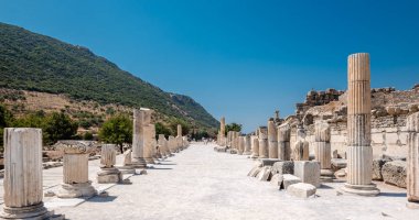 Selçuk, Izmir, Türkiye: 20 Ağustos 2017 yılında Efes tarihi antik kenti, antik kalıntılar kişi ziyaret