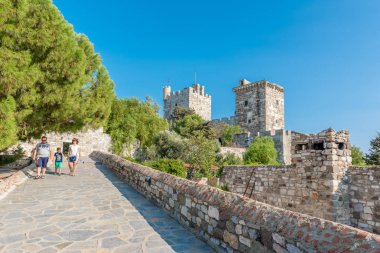 Kimliği belirsiz kişi yürümek ve St. Peter Kalesi veya Bodrum Kalesi, Turkey.23 Ağustos 201 keşfetmek