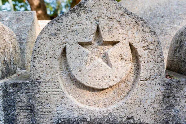 トルコ国旗はボドルム城の古代石に刻まれています — ストック写真