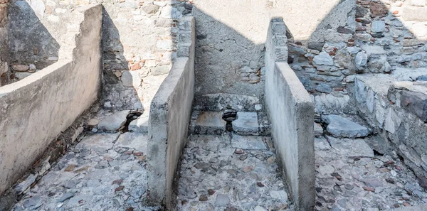 Latrines veya genel tuvaletler St. Peter Kalesi veya Bodrum Kalesi, Türkiye.