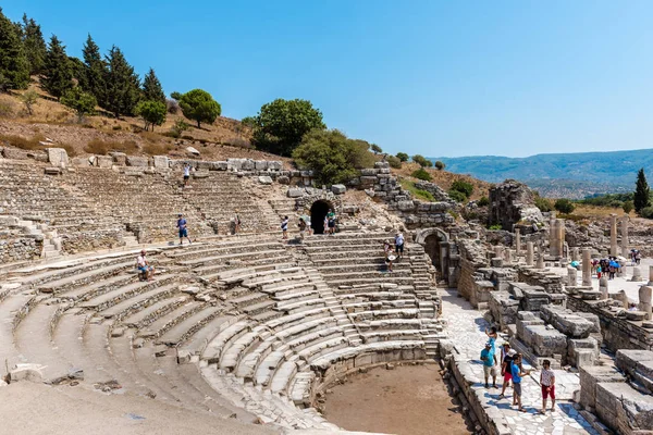 Ludzie Odwiedzają Odeon Buleuterion Starożytnych Ruin Ephesus Historyczny Starożytnego Miasta — Zdjęcie stockowe