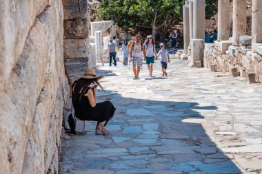 Selçuk, Izmir, Türkiye: 20 Ağustos 2017 yılında Efes tarihi antik kenti, antik kalıntılar kişi ziyaret