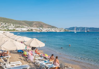 Kimliği belirsiz kişi yüzmek ve Beach Bodrum, Turkey.23 Ağustos 201 keyfini çıkarın