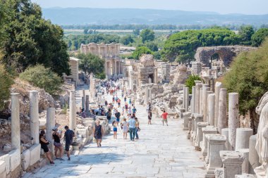 Selçuk, Izmir, Türkiye: 20 Ağustos 2017 yılında Efes tarihi antik kenti, antik kalıntılar kişi ziyaret