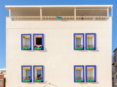 Bodrum, Türkiye'de beyaz taş duvar arka plan ile mavi pencere görünümünü.