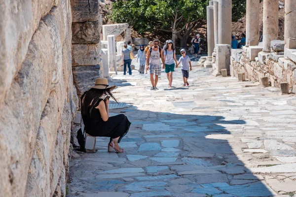 Selçuk, Izmir, Türkiye: 20 Ağustos 2017 yılında Efes tarihi antik kenti, antik kalıntılar kişi ziyaret