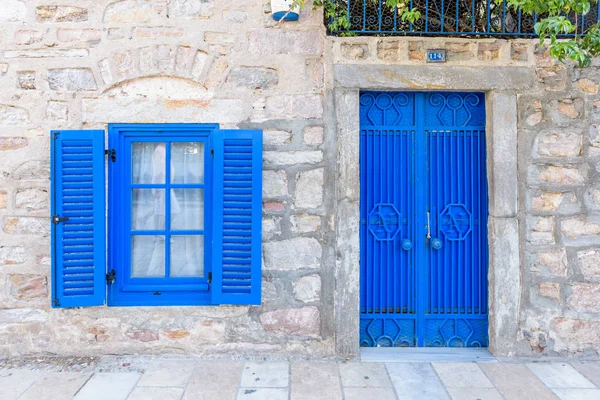 Mavi Kapı Pencere Ile Bodrum Türkiye Beyaz Taş Duvar Arka — Stok fotoğraf