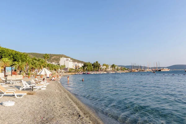 Неизвестные Плавают Наслаждаются Пляже Бодруме Турции Августа 201 — стоковое фото
