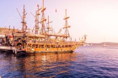 Siyah inci ve kafatası turistik tekne Marina Bodrum,Turkey.23 Ağustos 2017 dekore edilmiş.