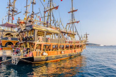 Siyah inci ve kafatası turistik tekne Marina Bodrum,Turkey.23 Ağustos 2017 dekore edilmiş.