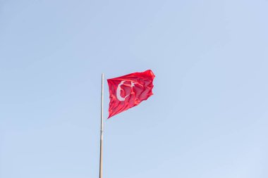 Gelibolu'da savaş katılan Türk askerleri hakkında hizmet anısına bir savaş anıtı Çanakkale Şehitleri Anma askeri Mezarlığı'Türk bayrağı.