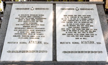 Çanakkale Şehitler Anıtı alan Gelibolu, Çanakkale, Türkiye savaşa katılan Türk askerleri için bir bilgi plakasına