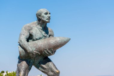 Heykeli ünlü Türk Onbaşı, Seyit Çanakkale Şehitler anma töreninde bir topçu silahı taşıyan Cabuk (Seyit Onbasi), Turkey.in Çanakkale, Türkiye