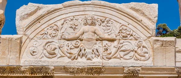 大理石浮雕在以弗所历史古城 在塞尔丘克 伊兹密尔 土耳其 美杜莎与老鼠叶饰品的图 哈德良寺细节 — 图库照片