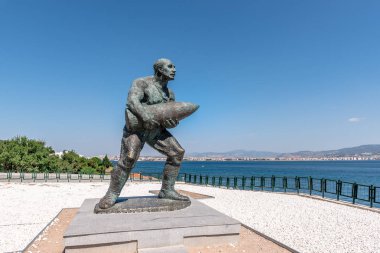 Heykeli ünlü Türk Onbaşı, Seyit Çanakkale Şehitler anma töreninde bir topçu silahı taşıyan Cabuk (Seyit Onbasi), Turkey.in Çanakkale, Türkiye