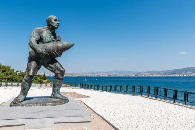 Heykeli ünlü Türk Onbaşı, Seyit Çanakkale Şehitler anma töreninde bir topçu silahı taşıyan Cabuk (Seyit Onbasi), Turkey.in Çanakkale, Türkiye