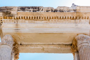 Selçuk, Izmir, Türkiye'de Efes tarihi antik kenti, antik Celsus Kütüphanesi detaylı görünümü Kapat.
