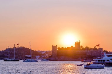Yatlar ile Bodrum Deniz ve St. Peter Kalesi veya Bodrum Kalesi günbatımı görünümünü arka planda, Bodrum, Türkiye.