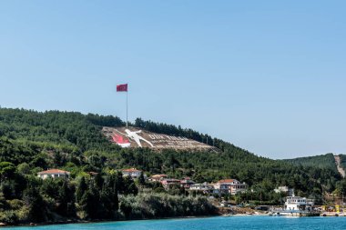 Dur Yolcu memorial Kilitbahir bölgesinde. Bu anıt İngilizce çeviri Traveller durdurmak olduğunu! Bir kez basmak toprak bir devrin sonu tanık.