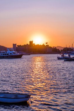 Yatlar ile Bodrum Deniz ve St. Peter Kalesi veya Bodrum Kalesi günbatımı görünümünü arka planda, Bodrum, Türkiye.