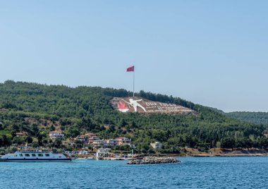 Dur Yolcu memorial Kilitbahir bölgesinde. Bu anıt İngilizce çeviri Traveller durdurmak olduğunu! Bir kez basmak toprak bir devrin sonu tanık.