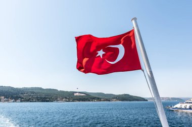 Türk bayrağı ve Dur Yolcu Anıtı, Kilitbahir bölgesinde, Çanakkale, Türkiye'nin arka plan üzerinde