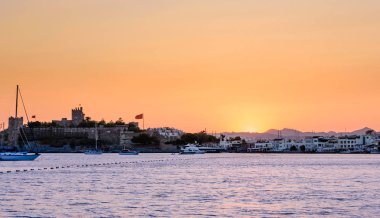 Gün batımı görünümü St. Peter Kalesi veya Bodrum Kalesi şehirde Bodrum, Türkiye.
