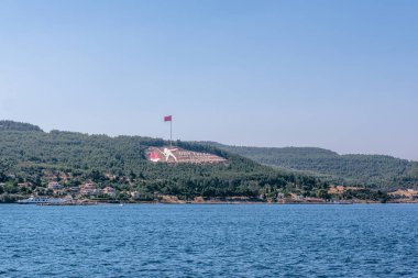 Dur Yolcu memorial Kilitbahir bölgesinde. Bu anıt İngilizce çeviri Traveller durdurmak olduğunu! Bir kez basmak toprak bir devrin sonu tanık.